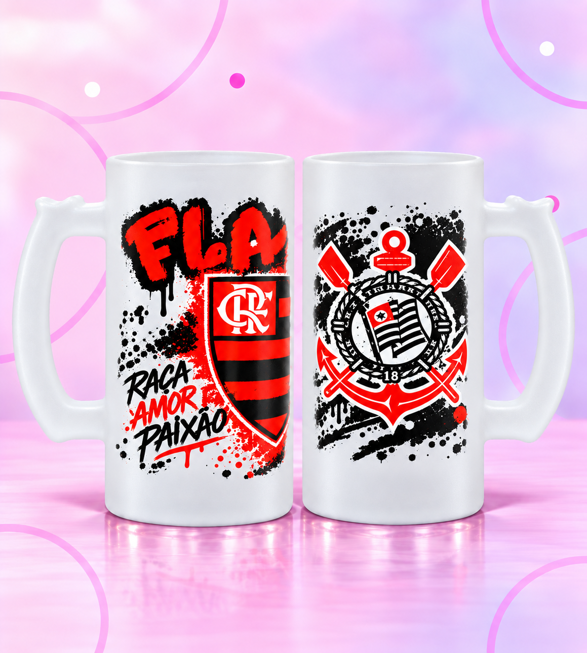Dois copos de chopp brancos de corpo fosco e alça larga, personalizados com artes do Flamengo e do Corinthians, apoiados em um piso rosa com parede lilás ao fundo
