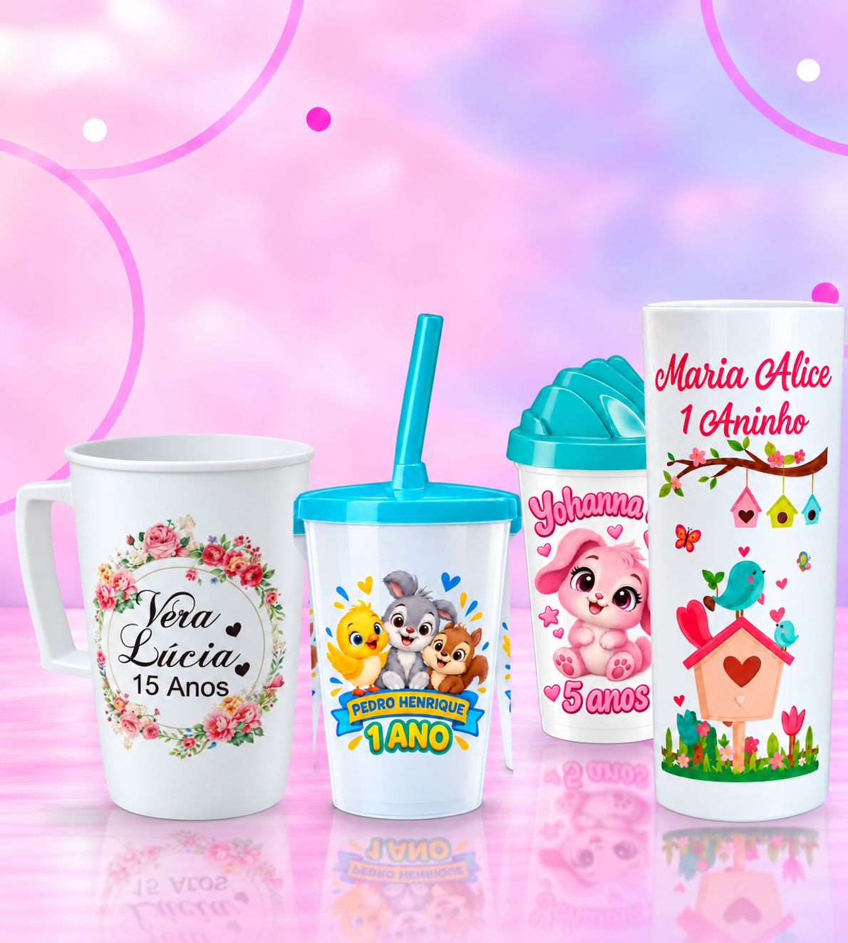 Um copo Twister azul, um copo Twister rosa, uma caneca personalizada e um copo Long Drink sobre piso rosa e parede lilás