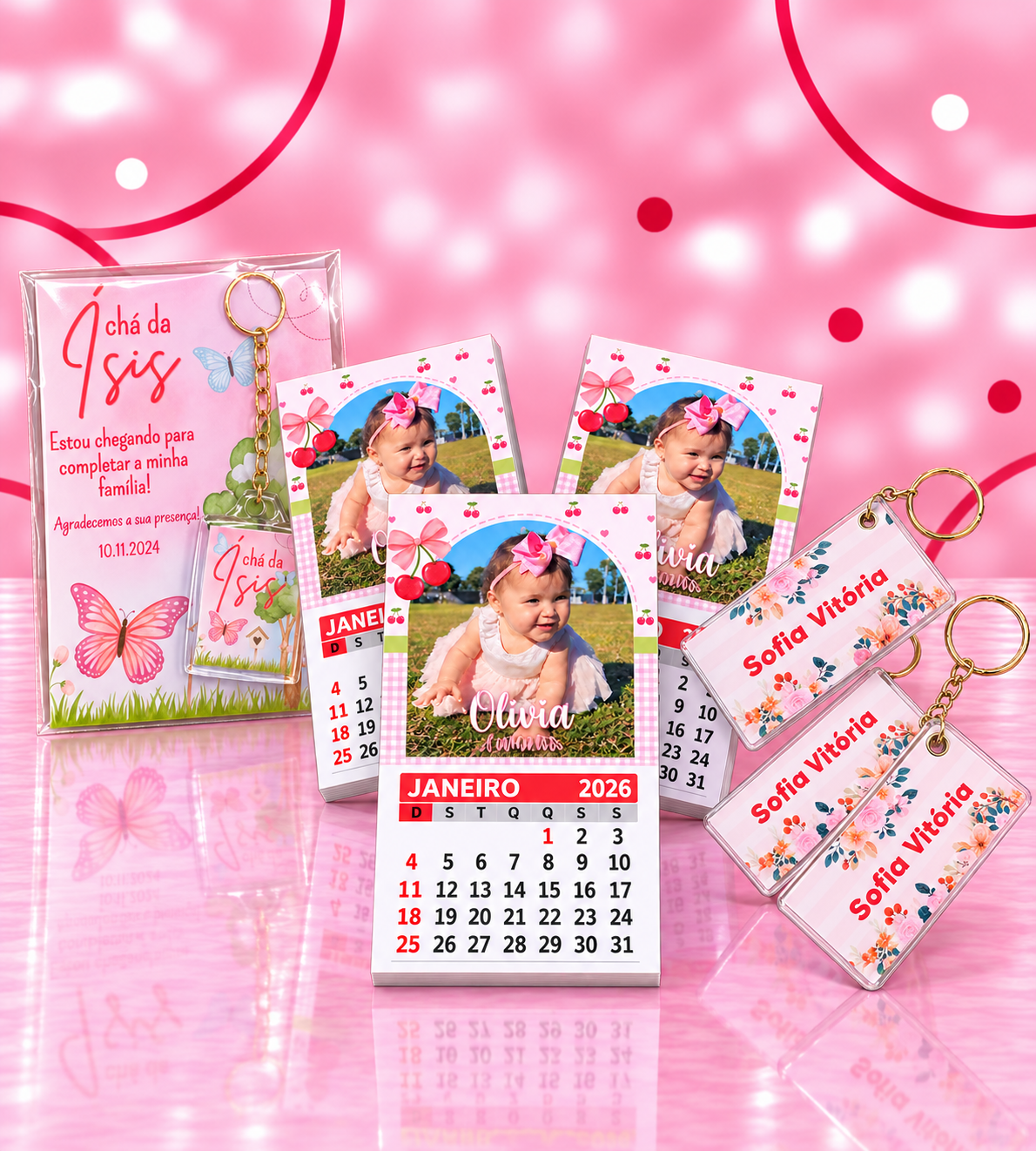 Lembrança Chá da Íris, mini calendários personalizados Olívia e chaveiros plastificados Sofia Vitória sobre fundo rosa-avermelhado