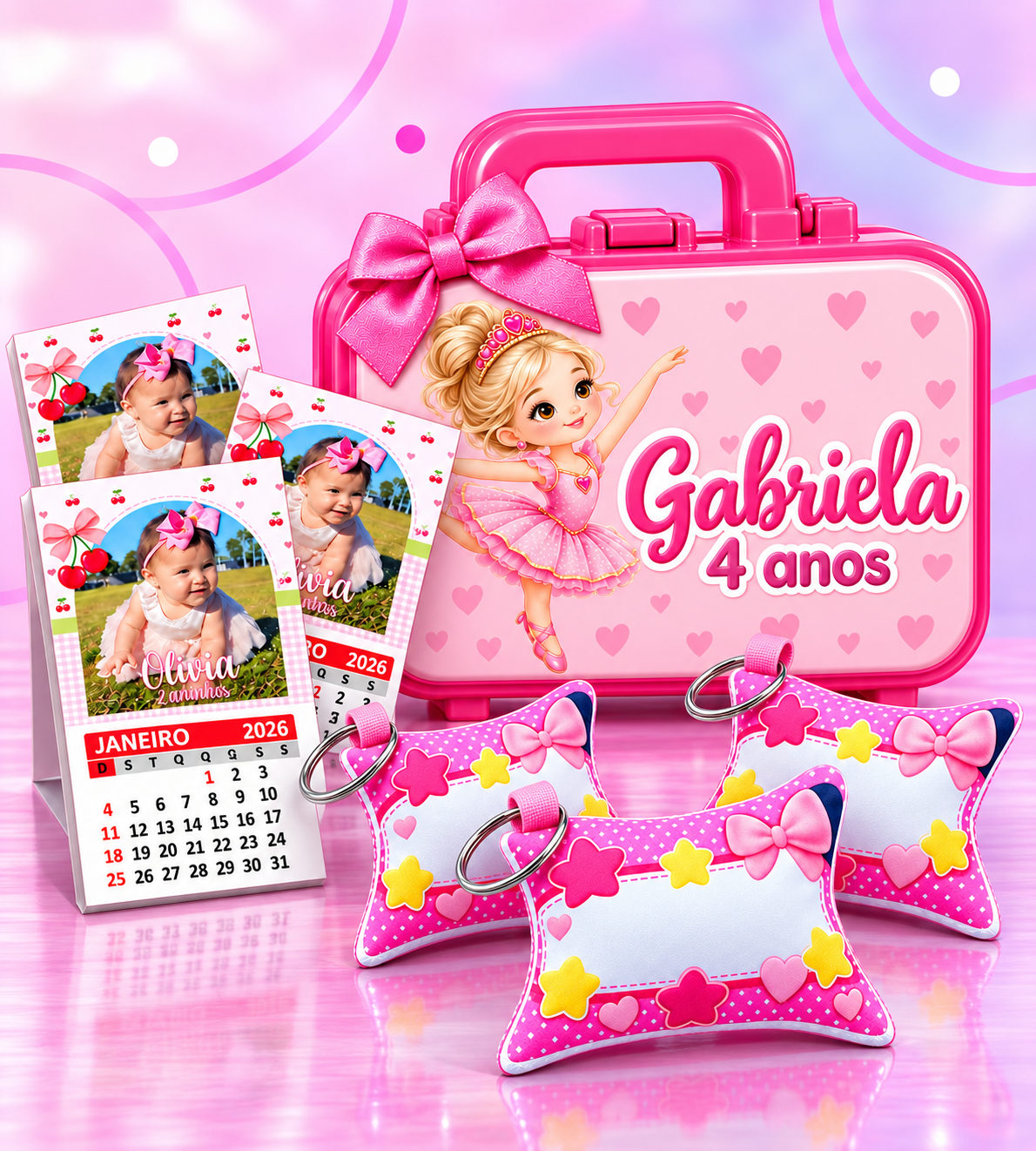 Maleta rosa personalizada, mini calendários e chaveiros de almofadinha sobre piso rosa refletivo e parede lilás