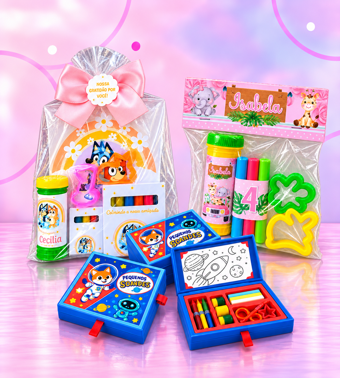 Kits de colorir personalizados sobre piso rosa refletivo diante de parede rosa e lilás