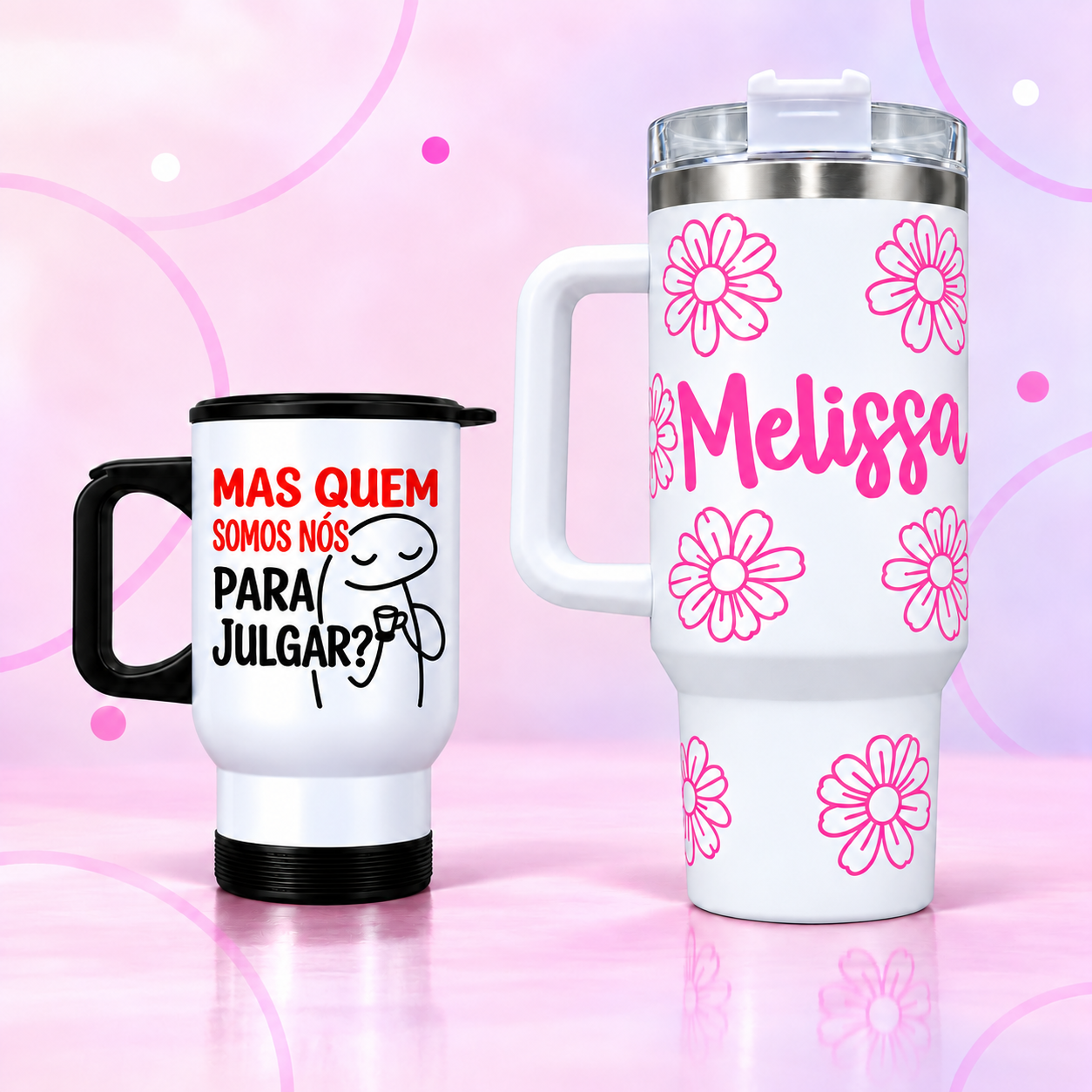 Copo térmico com frase divertida e copo térmico Melissa sobre piso rosa com reflexo suave